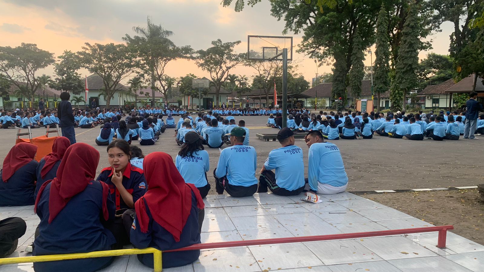 Salah satu peserta LDK tampak diperiksa tim kesehatan, meski hanya keluhkan lelah biasa.