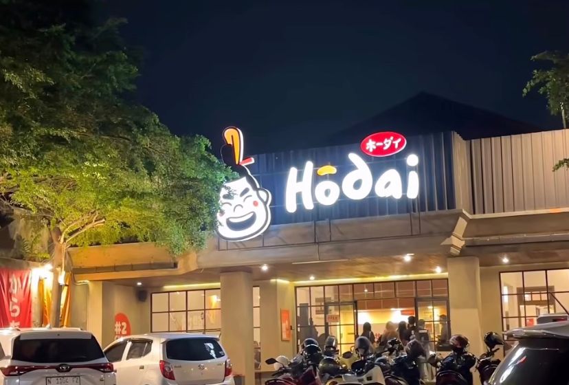 Suasana interior ala Jepang yang autentik jadi daya tarik utama restoran ini di kawasan Blimbing.