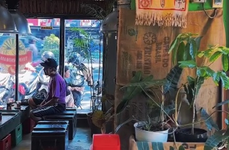 HOMY: Suasana ngopi di Tjap Panorama Malang.
