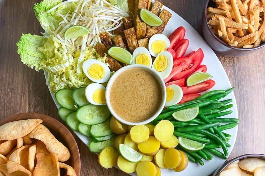 GADO-GADO: Hidangan Lezat berbumbu Kacang yang Nikmat siap disantap.