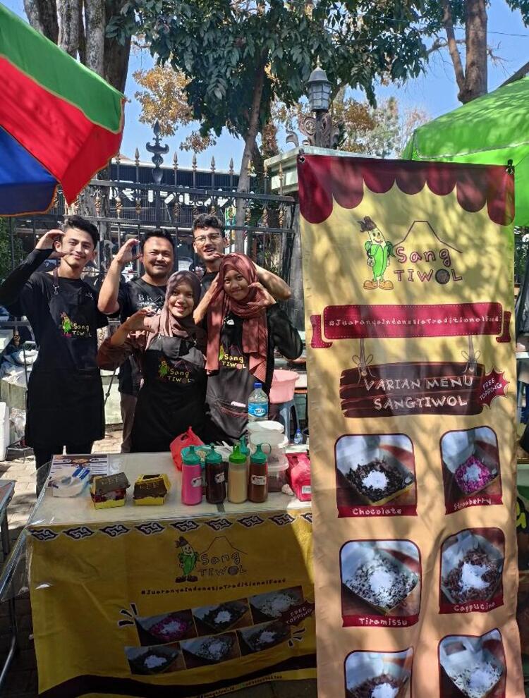 TERUS BERBENAH: Tim dari Prodi Pendidikan Akuntansi FEB UM terus mengembangkan berbagai produk berbahan dasar pisang raja awak