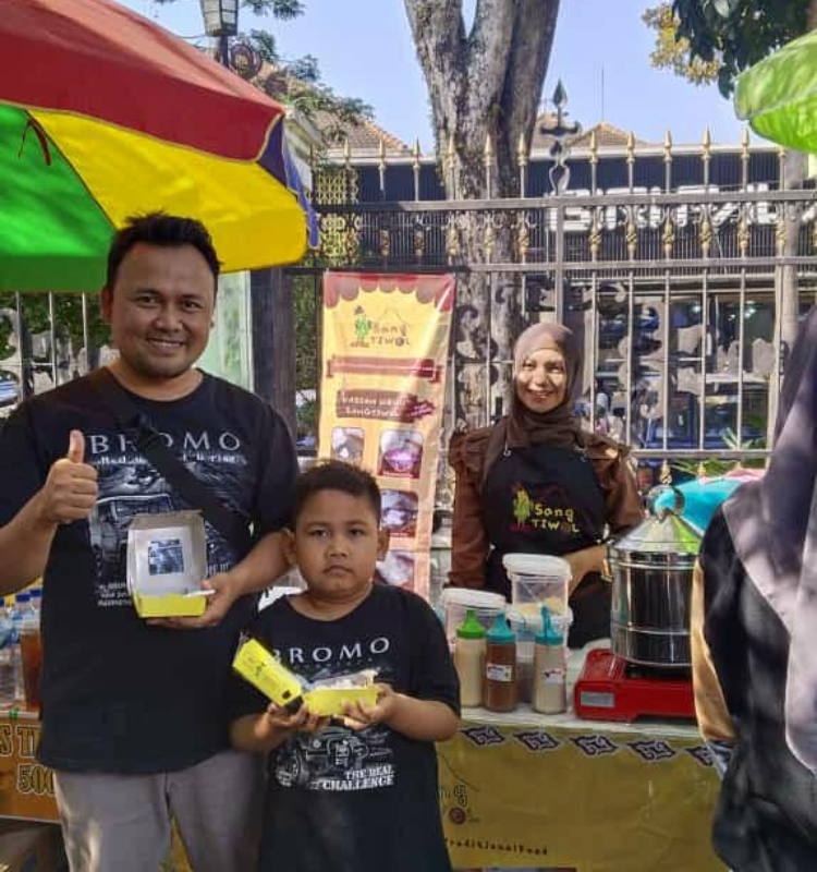 PERLUAS PEMASARAN: Tim dari Prodi Pendidikan Akuntansi FEB UM memasarkan produk Sangtiwol hingga ke luar Desa Sidodadi seperti di Car Free Day (CFD) Ijen