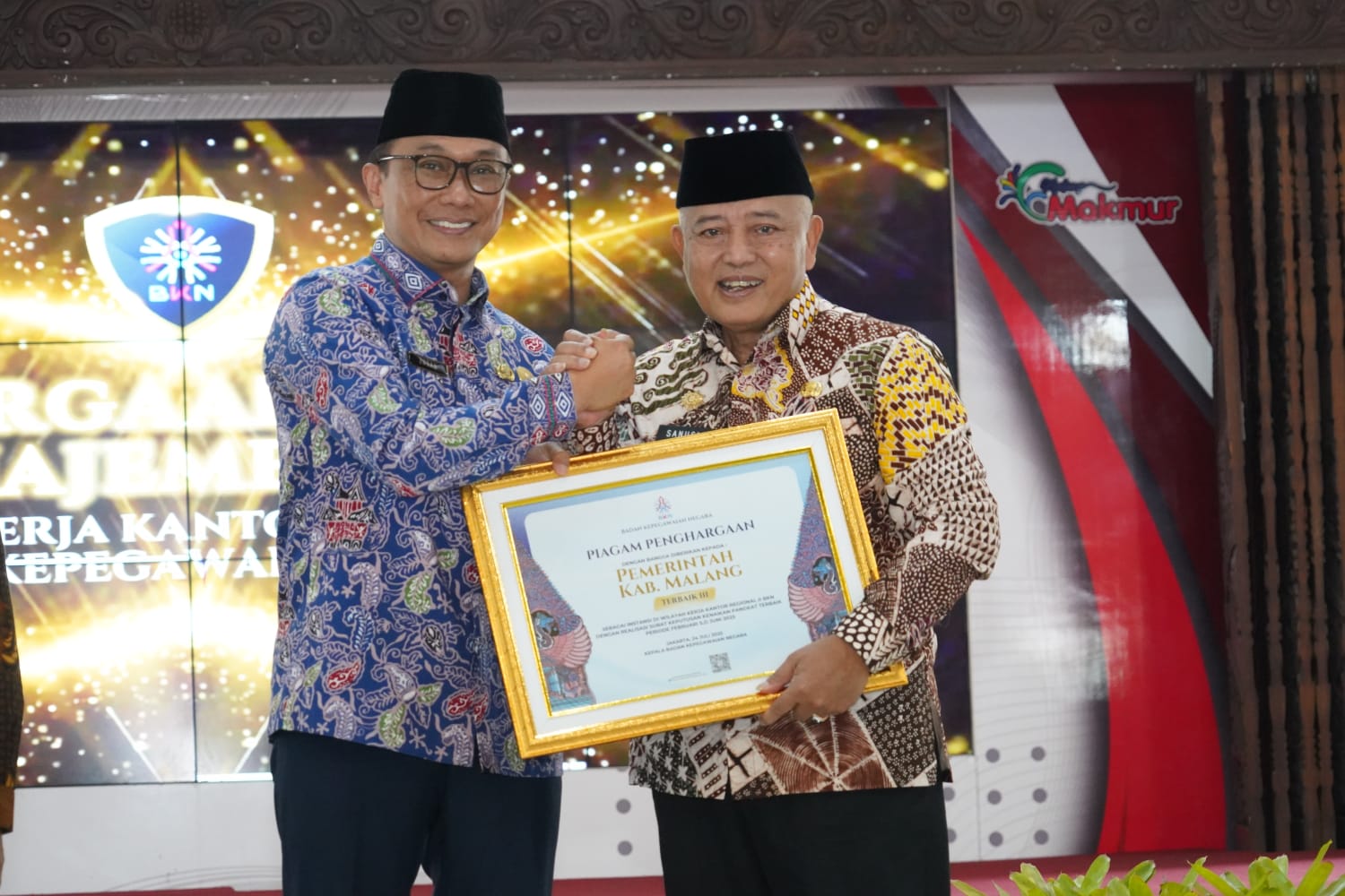 DEDIKASI: Bupati Malang Sanusi mendapatkan piagam penghargaan atas kinerjanya.