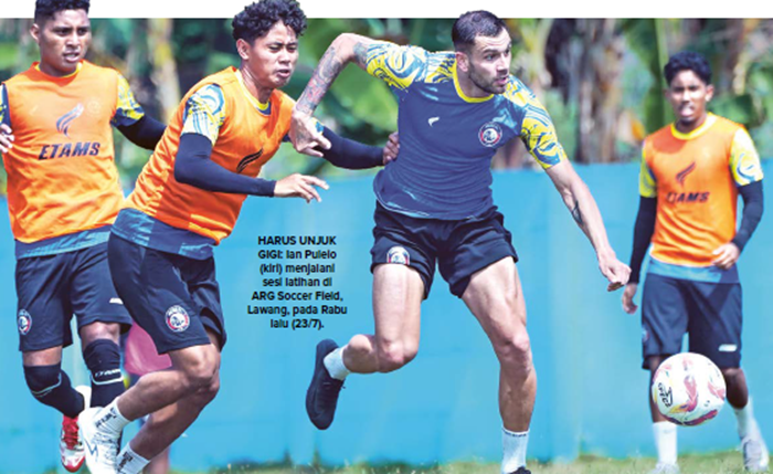 HARUS UNJUK GIGI: Ian Puleio (kiri) menjalani sesi latihan di ARG Soccer Field, Lawang, pada Rabu lalu (23/7).