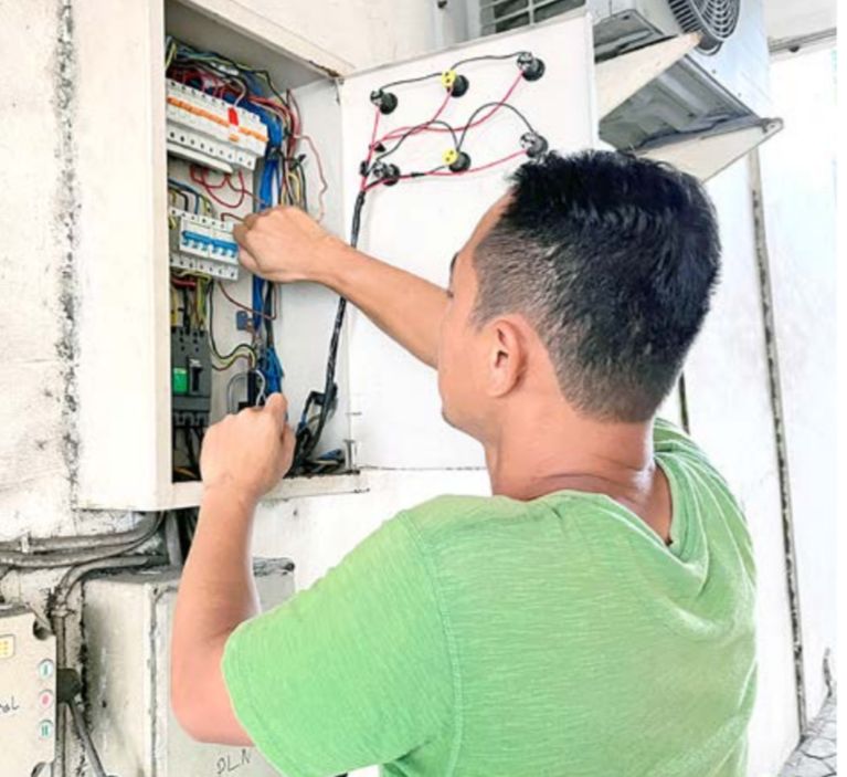ELECTRIFYING LIFESTYLE: Sektor bisnis menempati posisi kedua konsumsi listrik di Kabupaten Malang. Sementara posisi pertama ditempati sektor rumah tangga.
