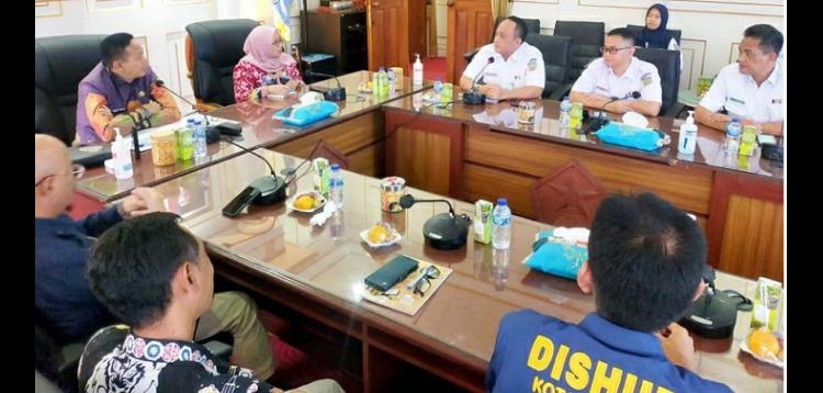 SINERGI: Perwakilan PT KAI Daop 8 Surabaya berdiskusi dengan Pemkot Malang di Balai Kota, Kamis lalu (24/7). Pertemuan itu membahas rencana revitalisasi Stasiun