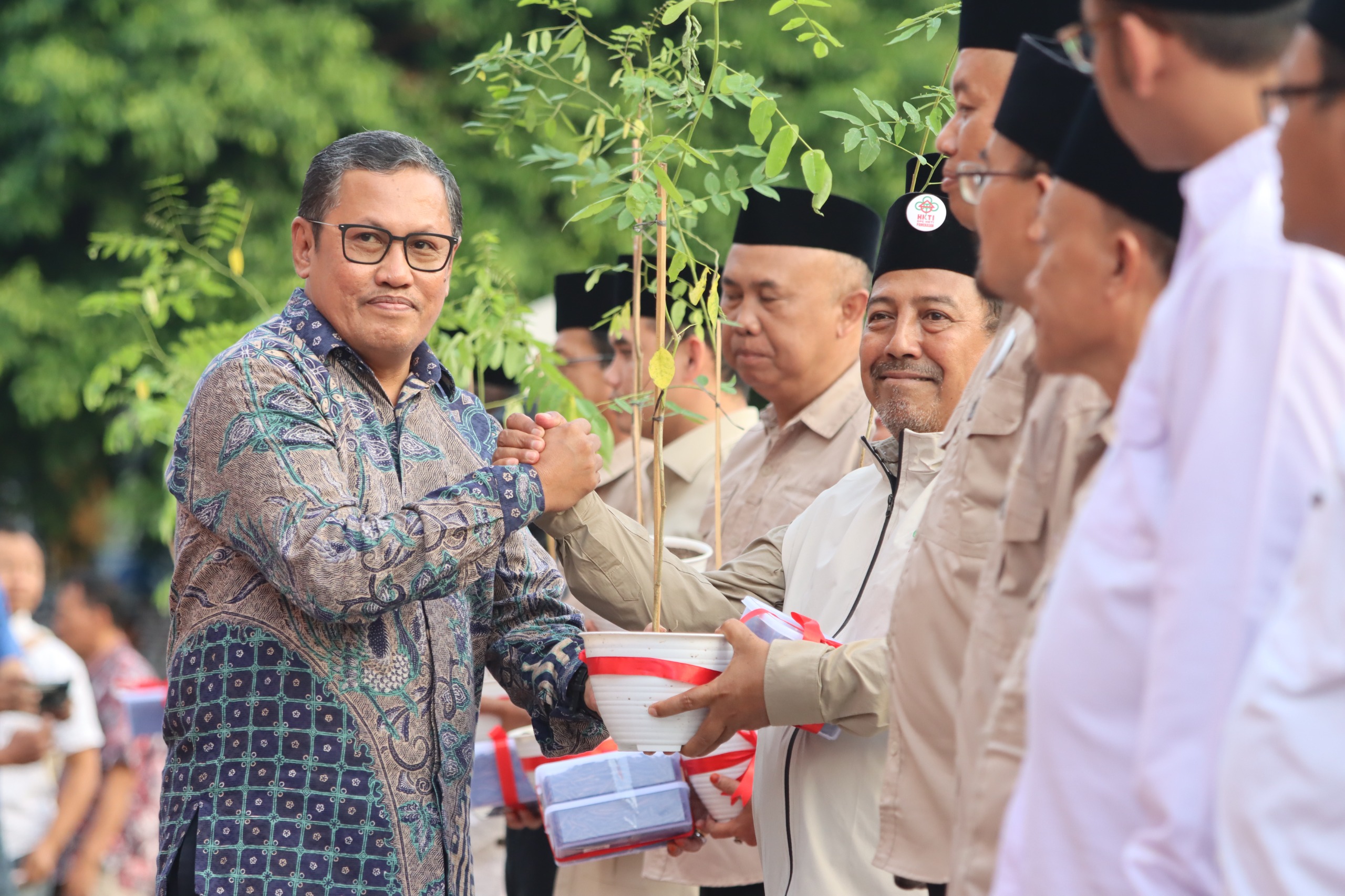 TEKNOLOGI PERTANIAN: Rektor UMM Prof Nazaruddin serahkan tanaman indigofera yang memiliki nutrisi kompleks untuk hewan ternak kepada para ketua DPC Kabupaten Kota HKTI Jatim.