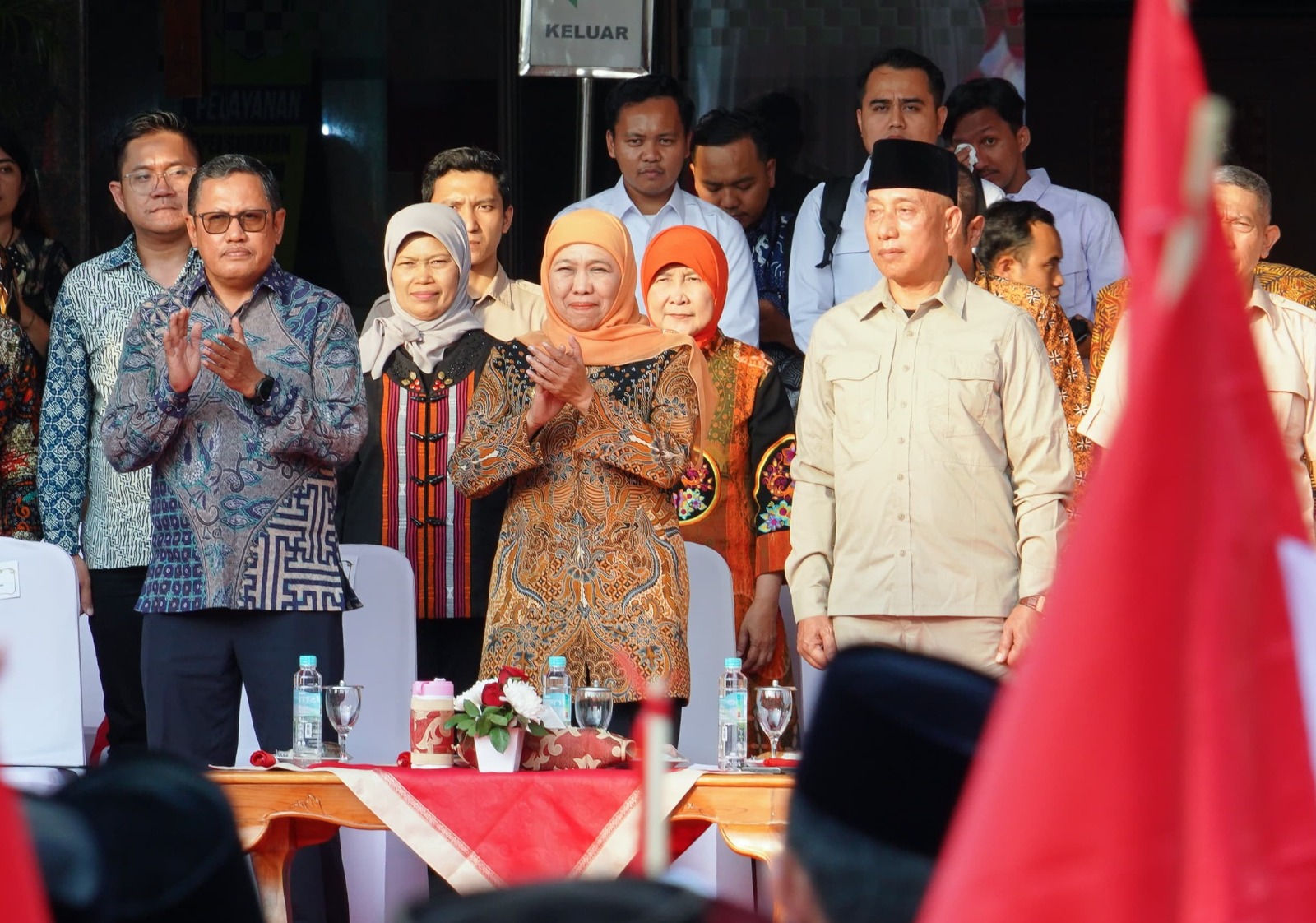 KHIDMAT: Dari kiri, Rektor UMM Prof Nazaruddin, Gubernur Jatim Khofifah, dan Ketua DPD HKTI Jatim Arum Sabil saat berada di kantor gubernur, Kamis 24 Juli.