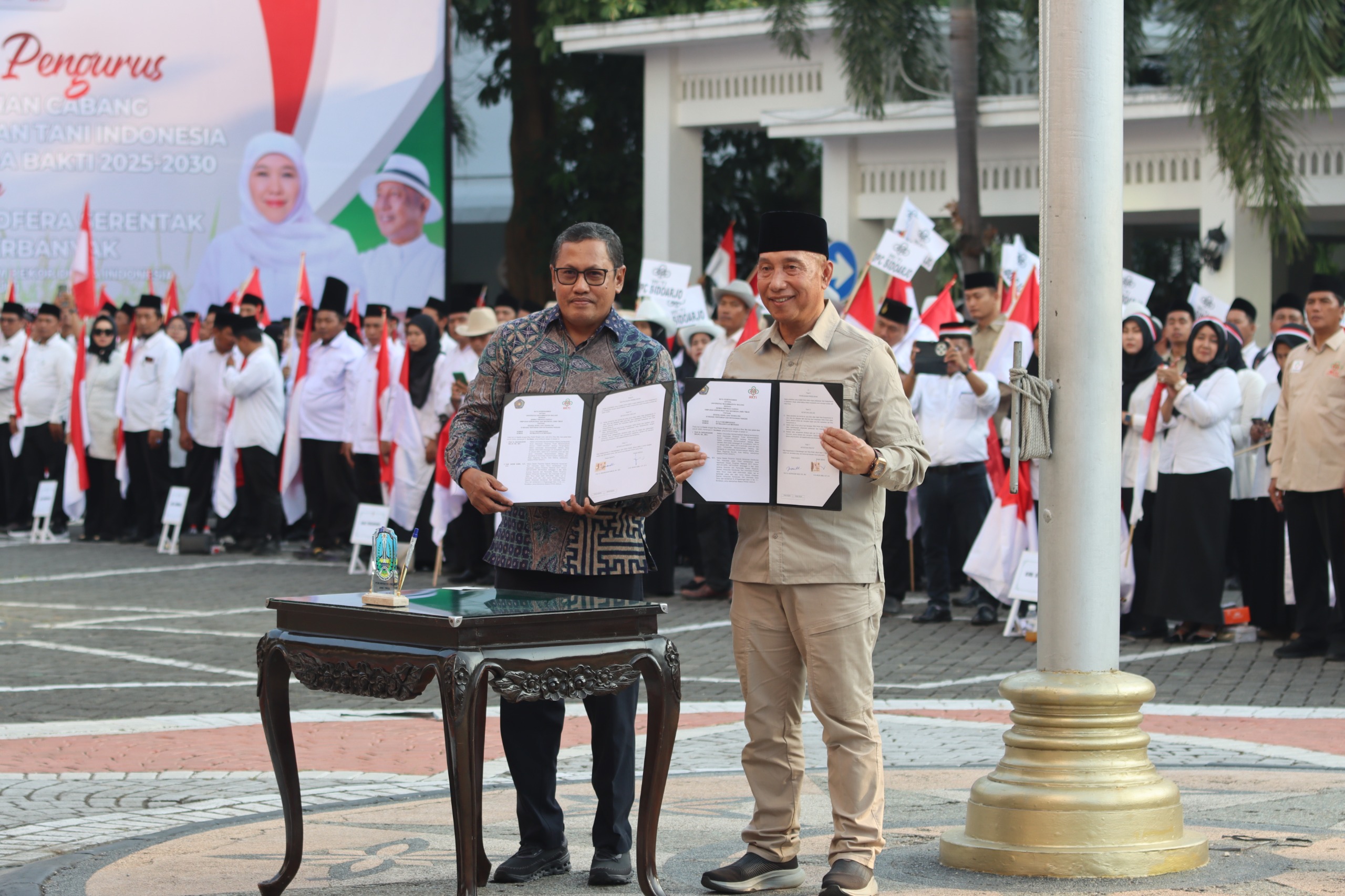 SINERGI: Rektor UMM dan Ketua DPD HKTI Jatim menandatangani kerjasama di bidang pertanian, khususnya sains dan teknologi.
