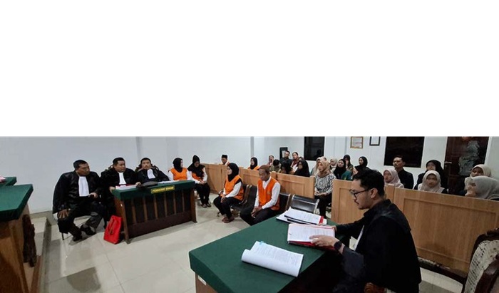 TERDAKWA: Pemilik warung kopi pangku Pasar Gondanglegi menjalani sidang di Pengadilan Negeri (PN) Kepanjen.