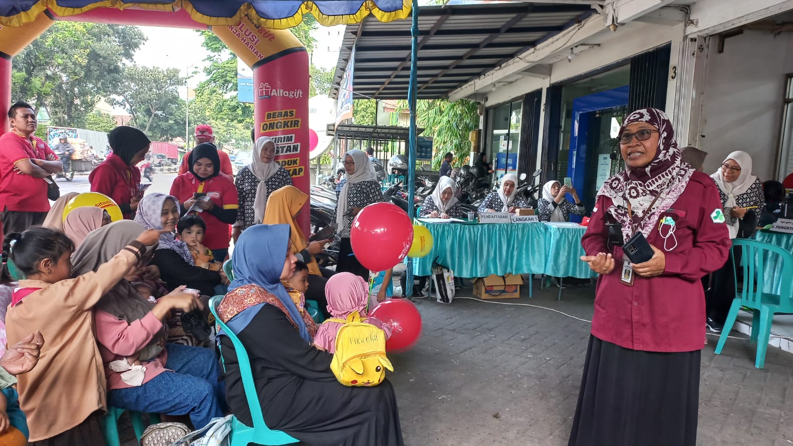 EDUKASI GIZI: Ahli gizi dari Puskesmas Ardimulyo memberikan edukasi tentang asupan gizi yang baik.