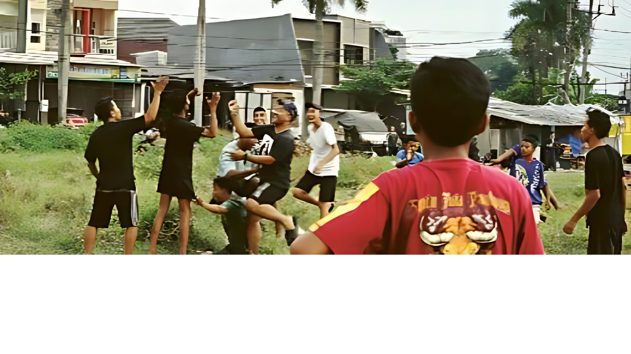 LINTAS GENERASI: Selain sambitan, sensasi berebut layang-layang yang putus juga banyak dicari warga di sawah kotak di Desa Mangliawan, Kecamatan Pakis, Kabupaten Malang.