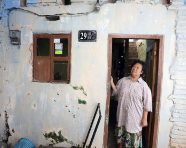 TUNGGU PENCAIRAN: Rumah di Jalan Kresna Nomor 29, Kelurahan Polehan, Kecamatan Blimbing ini masuk dalam daftar perbaikan tahun ini.