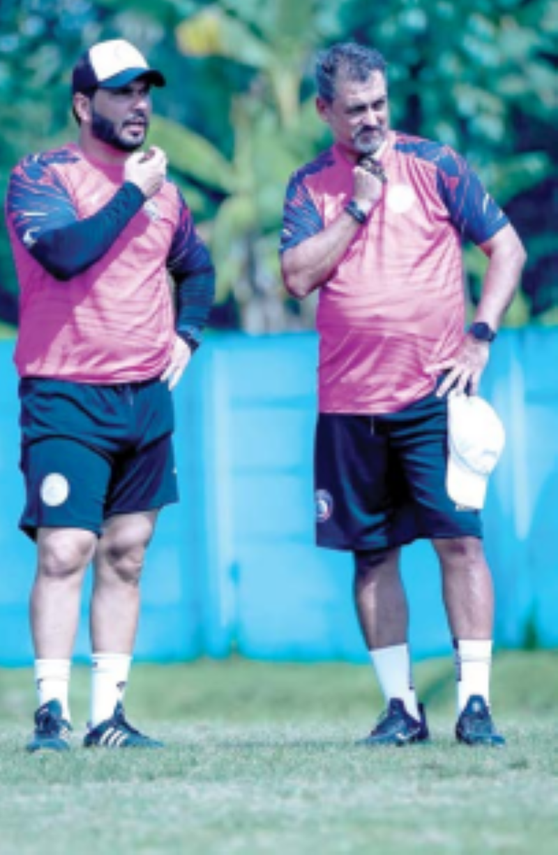 NYAMAN: Pelatih Kepala Arema FC Marcos Santos (kanan) memantau sesi latihan pemain Arema FC di ARG Soccer Field Lawang pada 24 Juli lalu.
