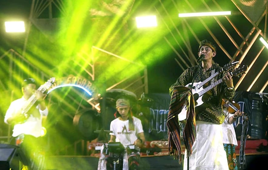 TAHUN KEDELAPAN: Arca Tatasawara tampil di Dilem Festival pada Jumat malam (25/7). Event tahunan di Desa Gondowangi, Kecamatan Wagir itu ditutup dengan pagelaran wayang kulit, tadi malam