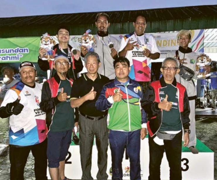 BERPENGALAMAN: Lucky Maulana (atas, dua dari kanan) meraih medali emas bersama kontingen layangan aduan Jawa Timur di Fornas VII di Bandung, 2023 lalu.