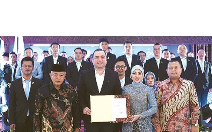 AMANAH BARU: Ketua DPC HIPMI Kabupaten Malang Qintharra Yassifa (dua dari kanan), Ketua BPD HIPMI Kabupaten Malang Ahmad Salim Assegaf (tengah), dan Bupati Malang H M. Sanusi (kiri) setelah pelantikan
