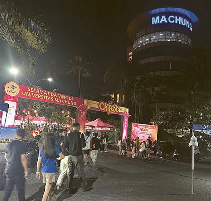 ANTUSIASME: Para pengunjung dari kalangan mahasiswa dan masyarakat umum bersemangat menghadiri Chinese Indonesian Festival (ChiFest) 2025.
