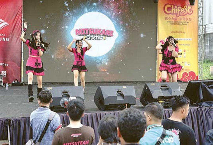 MENGAGUMKAN: Tiga penyanyi lokal menyuguhkan lagu-lagu yang berhasil memikat perhatian pengunjung.