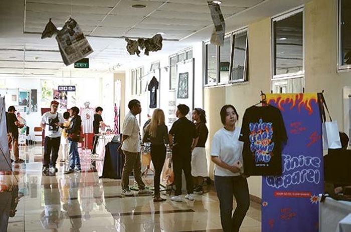 KREATIF: Pengunjung melihat karya seniman dan mahasiswa yang disuguhkan dalam pameran, 26-27 Juli 2025.