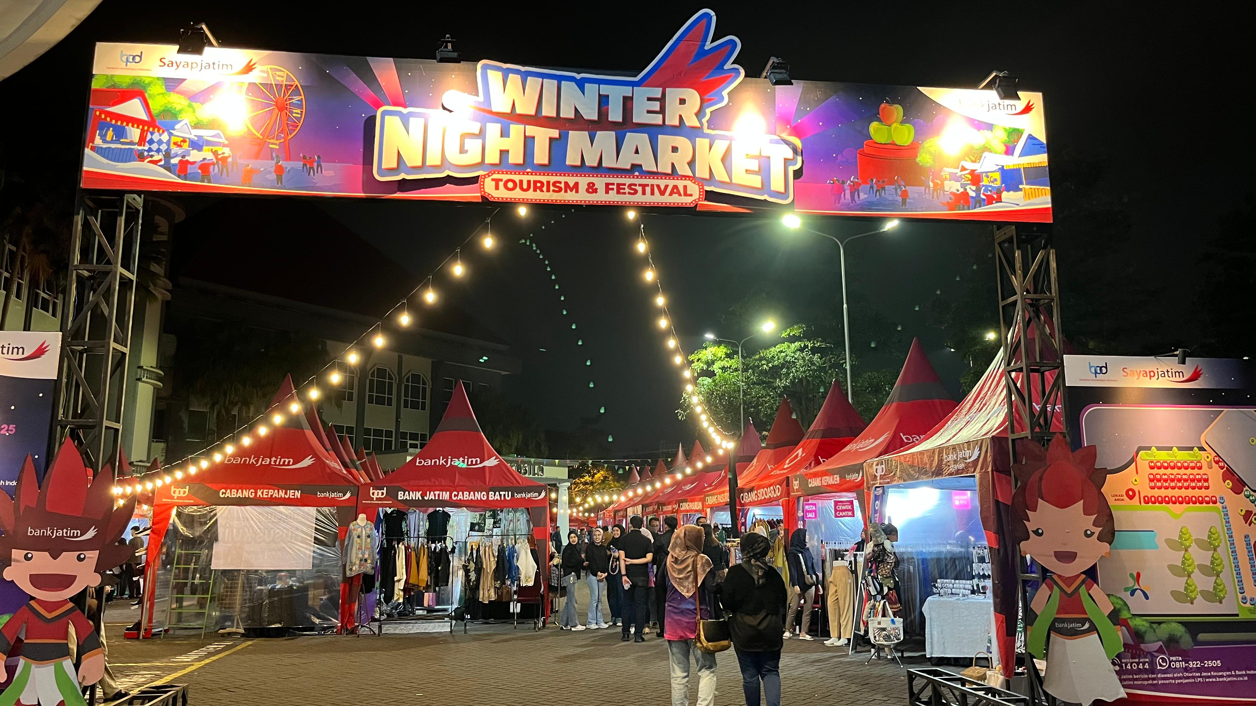 SELALU RAMAI: Setiap malam pengunjung Winter Night Market selalu ramai. Banyak wisatawan yang datang untuk berbelanja.