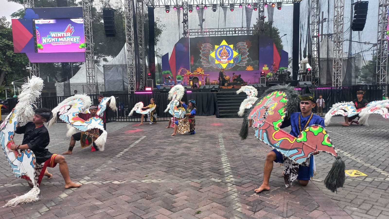 SEMARAK: Seni tradisional kuda lumping memeriahkan event Winter Night Market yang digagas Bank Jatim.