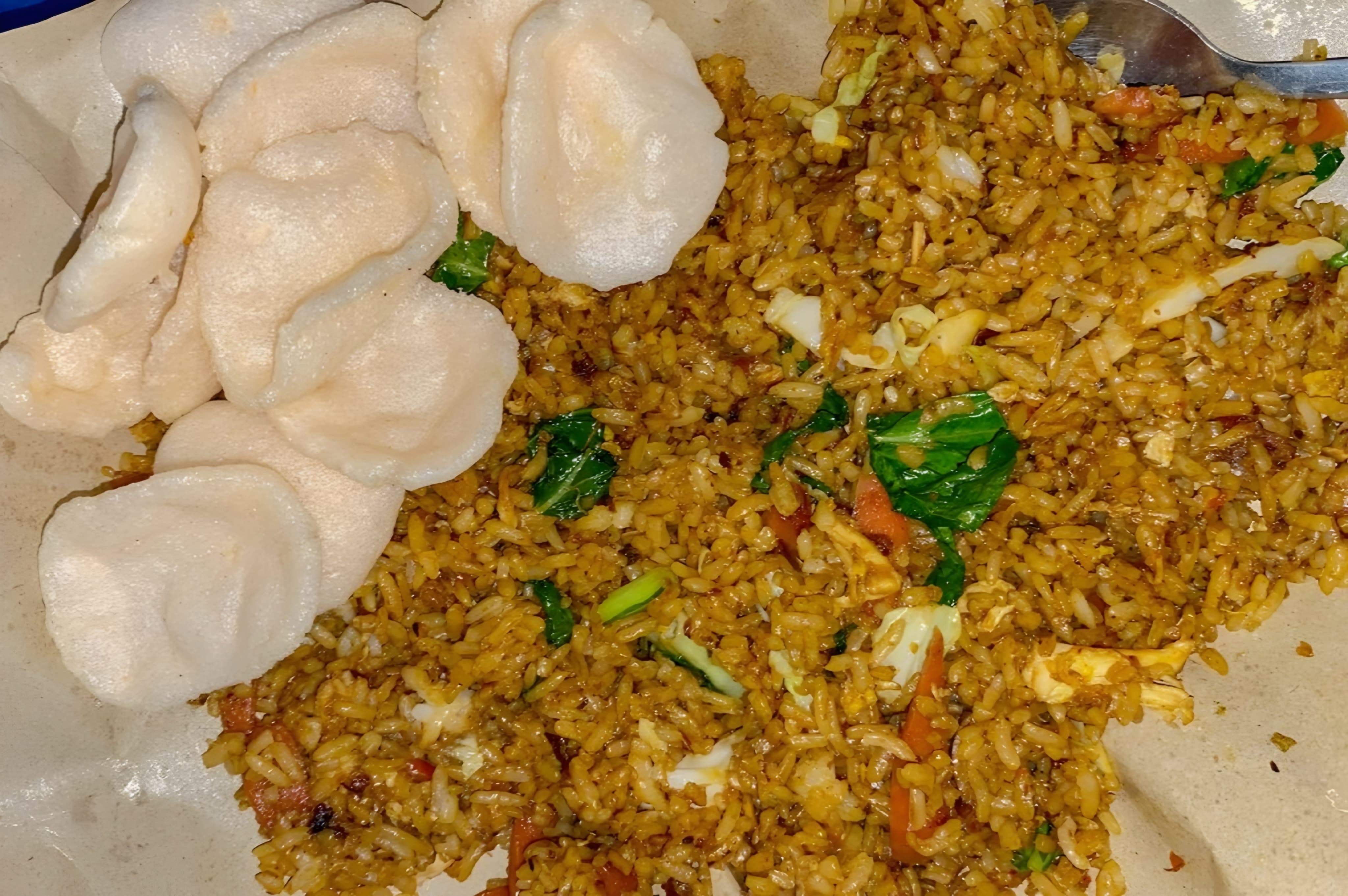 LEZAT: Singgah di Lawang sambil menikmati nasi goreng nikmat ini