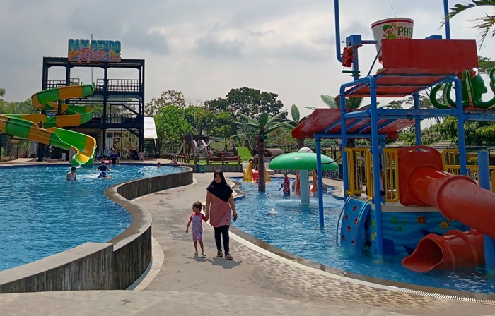 WAHANA FAVORIT: Dua kolam renang di Pari Bendo, Dusun Krajan, Desa Ketindan, Kecamatan Lawang menyuguhkan kesegaran untuk wisatawan kemarin.