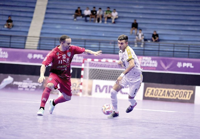 GEMILANG: Andres Josue Teran (kanan) berusaha melepaskan tendangan ke arah gawang Fafage Banua dalam laga leg kedua perebutan tempat ketiga PFL kemarin.
