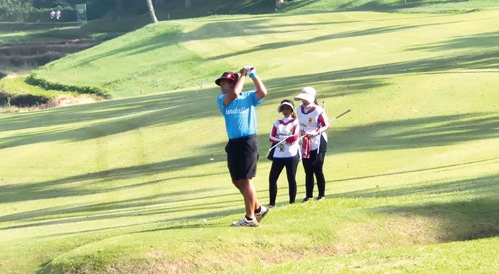 PERBAIKAN: Atlet PGI Kota Malang Muhammad Fajar Arif bertanding dalam nomor beregu putra di lapangan Golf Araya, Kabupaten Malang pada 29 Juni lalu