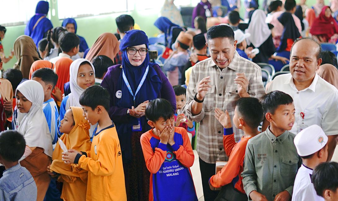 KELOMPOK RENTAN: Wali Kota Malang Wahyu Hidayat menyapa anak-anak yang menghadiri acara Peringatan Hari Anak Nasional di gedung UPT Perlindungan Perempuan Anak (PPA), Jalan Raya Sulfat, Blimbing, kema