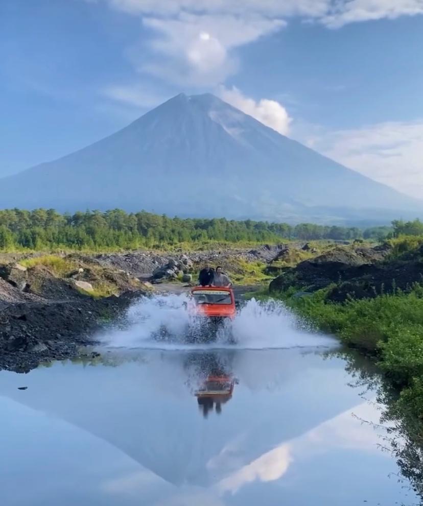 Panorama alam Desa Sumberurip di lereng Semeru, destinasi lava tour dan hamparan sawah hijau yang digemari wisatawan dari Malang.
