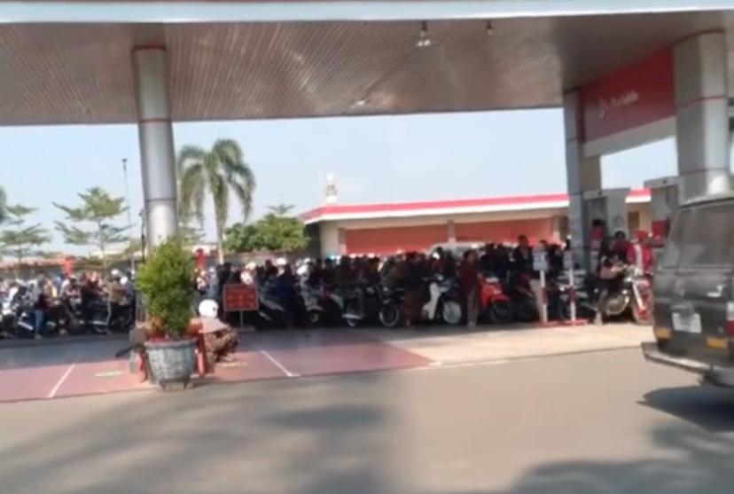 Truk tangki pengangkut BBM tiba di Jember, bantu atasi kelangkaan dari pasokan Surabaya dan Malang.