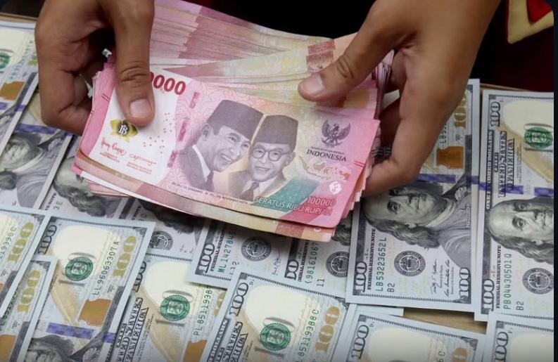 Aktivitas di pasar uang Jakarta saat jam perdagangan, di tengah fluktuasi nilai tukar yang terus dipantau pelaku pasar.
