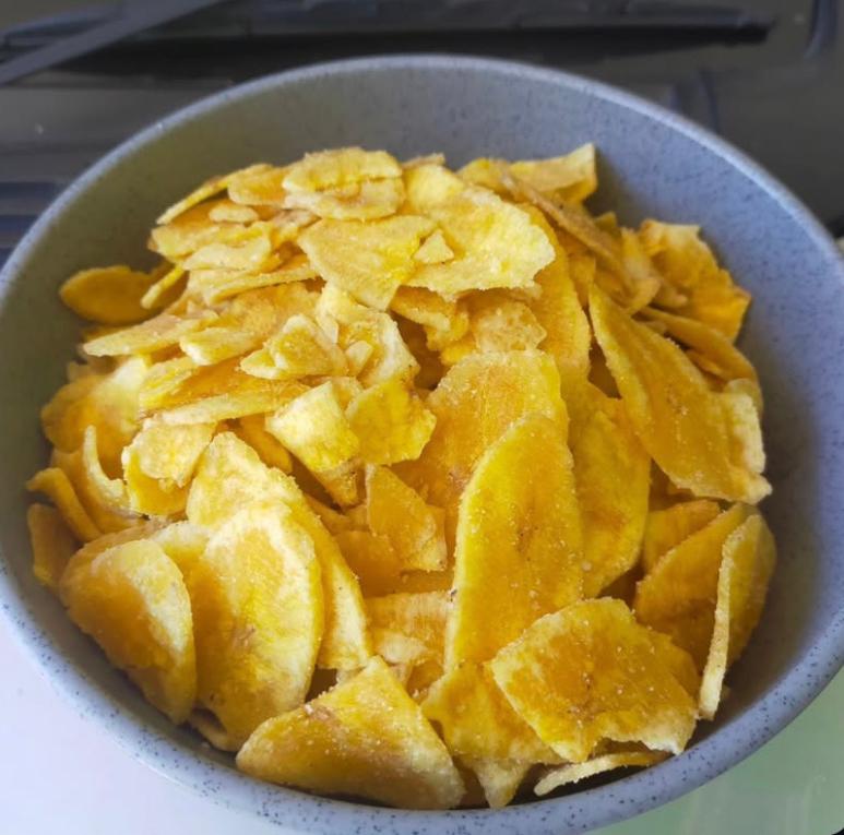 Kripik pisang khas Lumajang tertata rapi di etalase toko oleh-oleh, jadi incaran wisatawan asal Malang karena rasanya yang renyah dan manis alami.