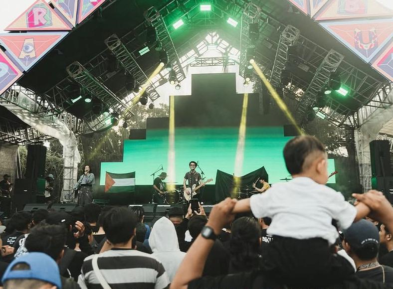Suasana riuh konser Parti Libur 2025 di Lumajang, penampilan pamungkas sebelum gelaran musik ini pindah dan melebarkan sayap ke Kota Malang.