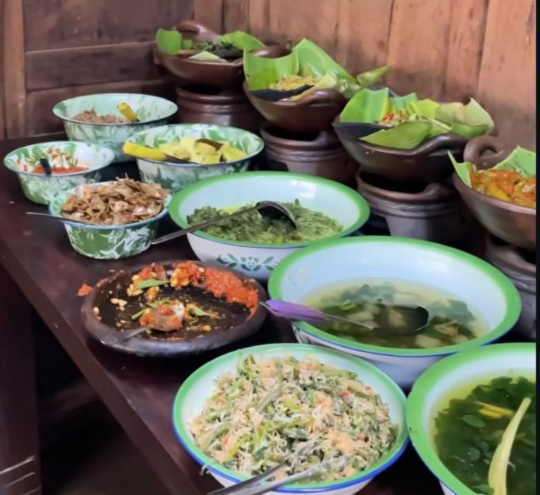 Salah satu kuliner khas Lumajang disajikan hangat di warung tradisional, memikat lidah warga Malang yang penasaran dengan rasa otentiknya.