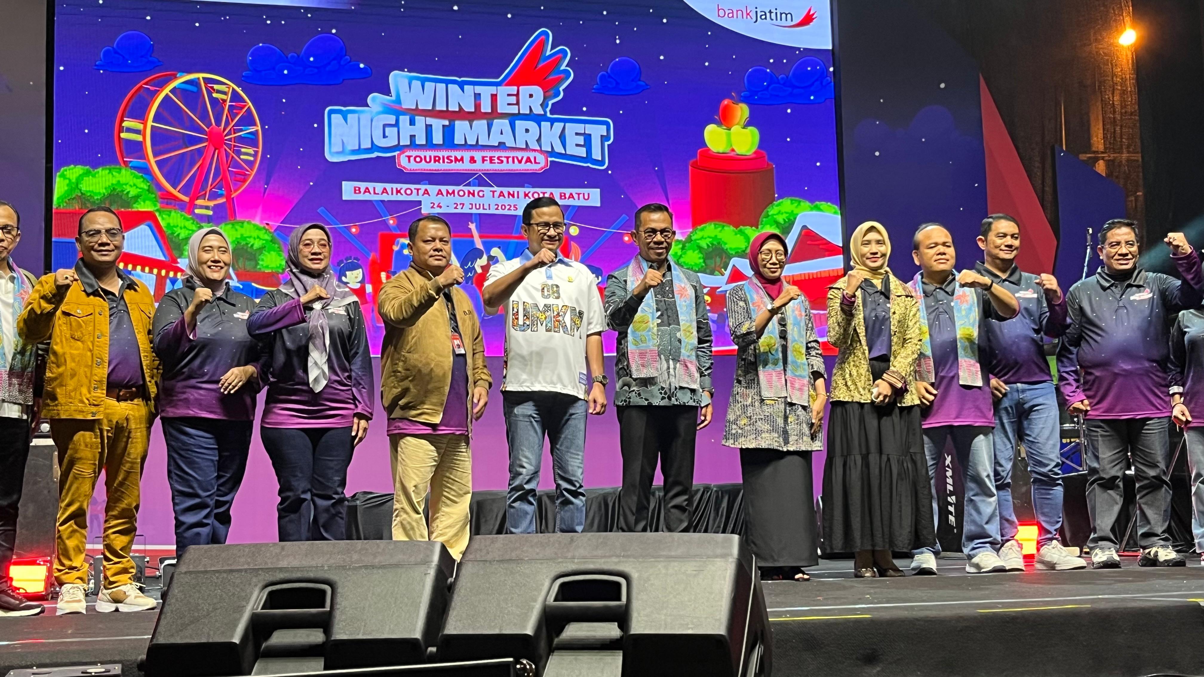 SINERGI: Para pejabat Bank Jatim foto bersama dengan Wali Kota Batu, Staf Menteri UMKM dan kepala OJK Malang.