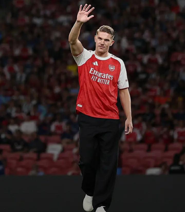 TAJAM: Dibalik alasan gabungnya sang bomber asal Swedia ke Arsenal yang resmi diperkenalkan ke publik saat tur pra musim di Singapura tadi malam