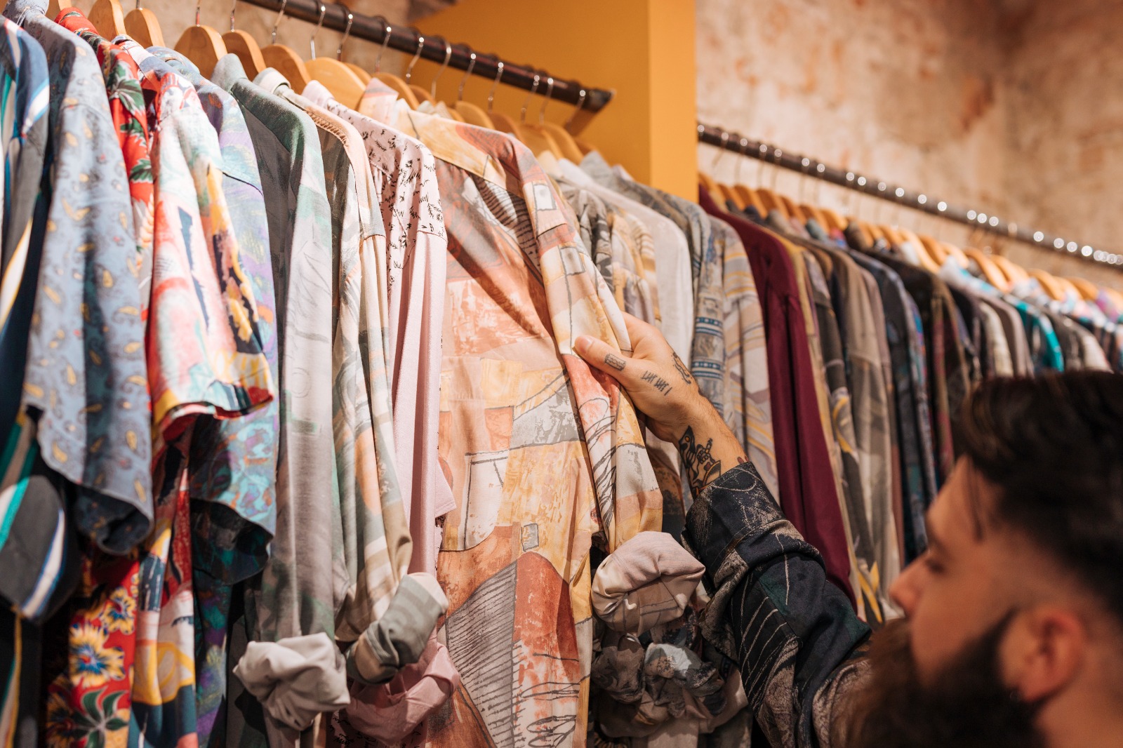 BERKUALITAS: Beragam toko thrift menjadi idaman baju trendy para mahasiswa.