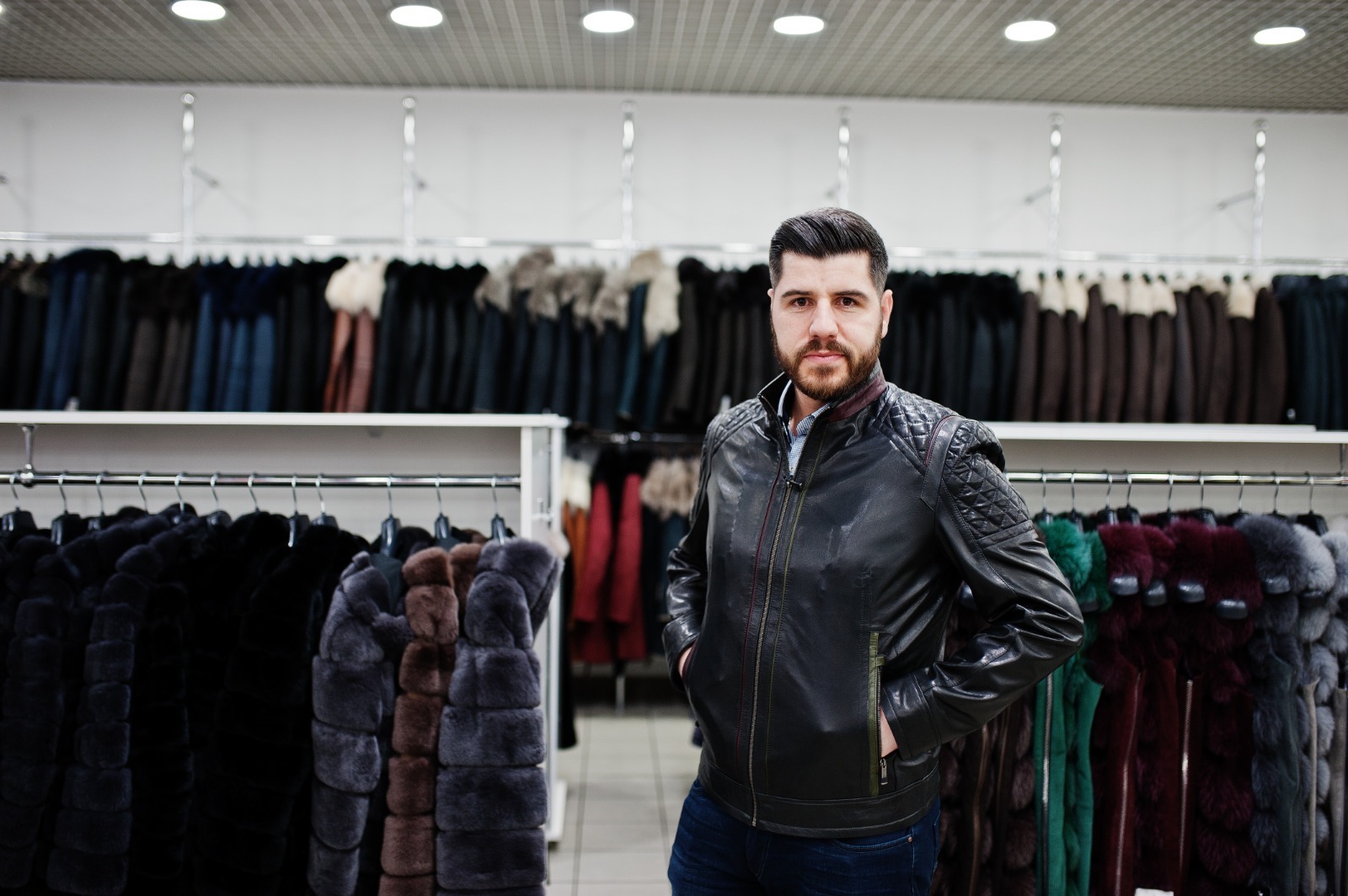 KEREN: Siap tampil percaya diri dengan memakai jaket.