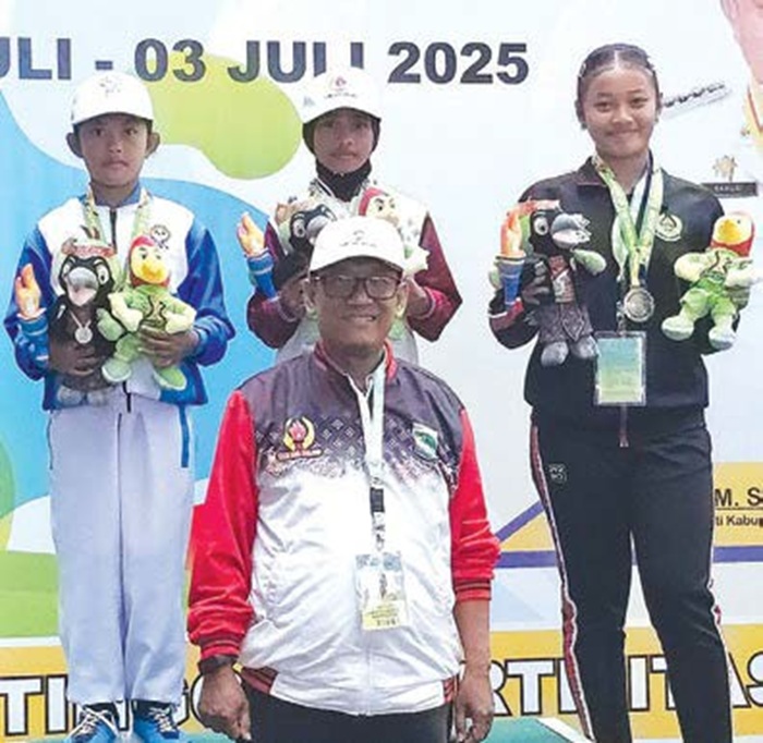 SISWI BERPRESTASI: Siswi SD Muhammadiyah 3 Assalaam Kota Malang Alesha Naima Putri Wibowo (tengah, belakang) meraih medali emas di cabor ski air nomor winch putri Porprov IX Jatim 2025.
