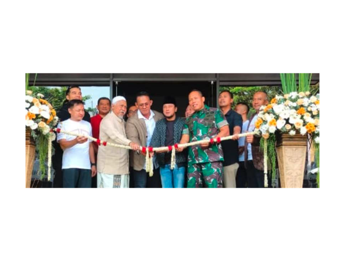 RESMI BEROPERASI: Peresmian Fitness Plus Sawojajar ditandai dengan pemotongan pita yang dilakukan Founder Fitness Plus Dith Satyawan (tiga dari kiri) didampingi KH Fuad Nurhasan, H. Sualiman, dan Mayj