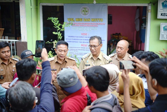 CARIKAN TEMPAT: Wali Kota Malang Wahyu Hidayat mengunjungi Koperasi Merah Putih Bumiayu yang masih menempati rumah ketua RW 2 Kelurahan Bumiayu, kemarin (28/7).
