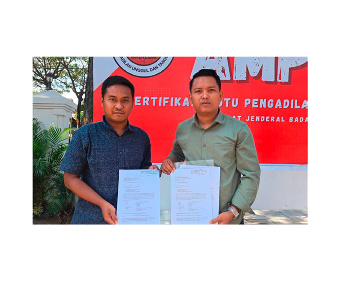 BELA KLIEN: Setiawan (kanan) dan Fandri Rachmanto, pengacara Adhe mengajukan praperadilan PN Surabaya.