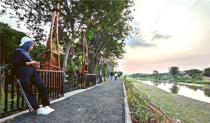 DIMINATI: Salah seorang warga sedang menikmati fasilitas jogging track di kawasan Kedung Baruk kemarin (28/7).
