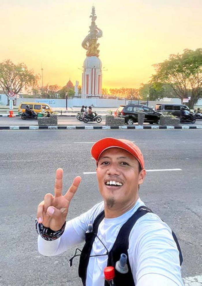 TERTANTANG: Gunawan berpose di dekat Monumen Jayandaru, Kabupaten Sidoarjo, 21 Juli lalu.