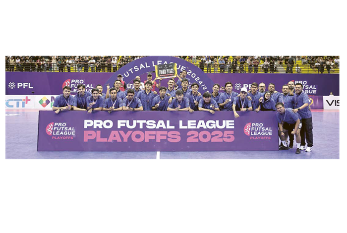 RILEKS SEJENAK: Para pemain Unggul FC Malang merayakan gelar juara ketiga Pro Futsal League 2024/2025 di GOR Among Rogo, Jogjakarta pada Minggu lalu (28/7).