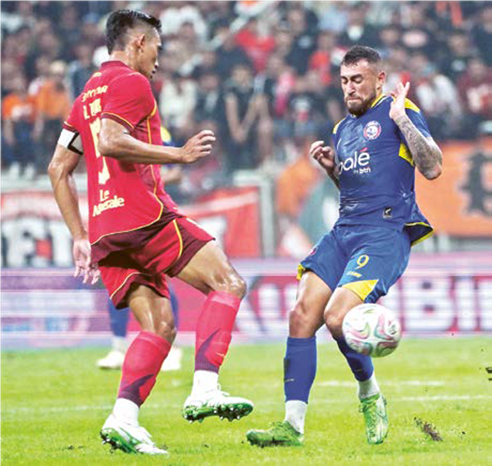 BERPELUANG TAMBAH AMUNISI: Paulinho Moccelin (kanan) dihadang pemain belakang Persija Jakarta Rizky Ridho dalam laga uji coba Jakarta International Stadium pada 26 Juli lalu.