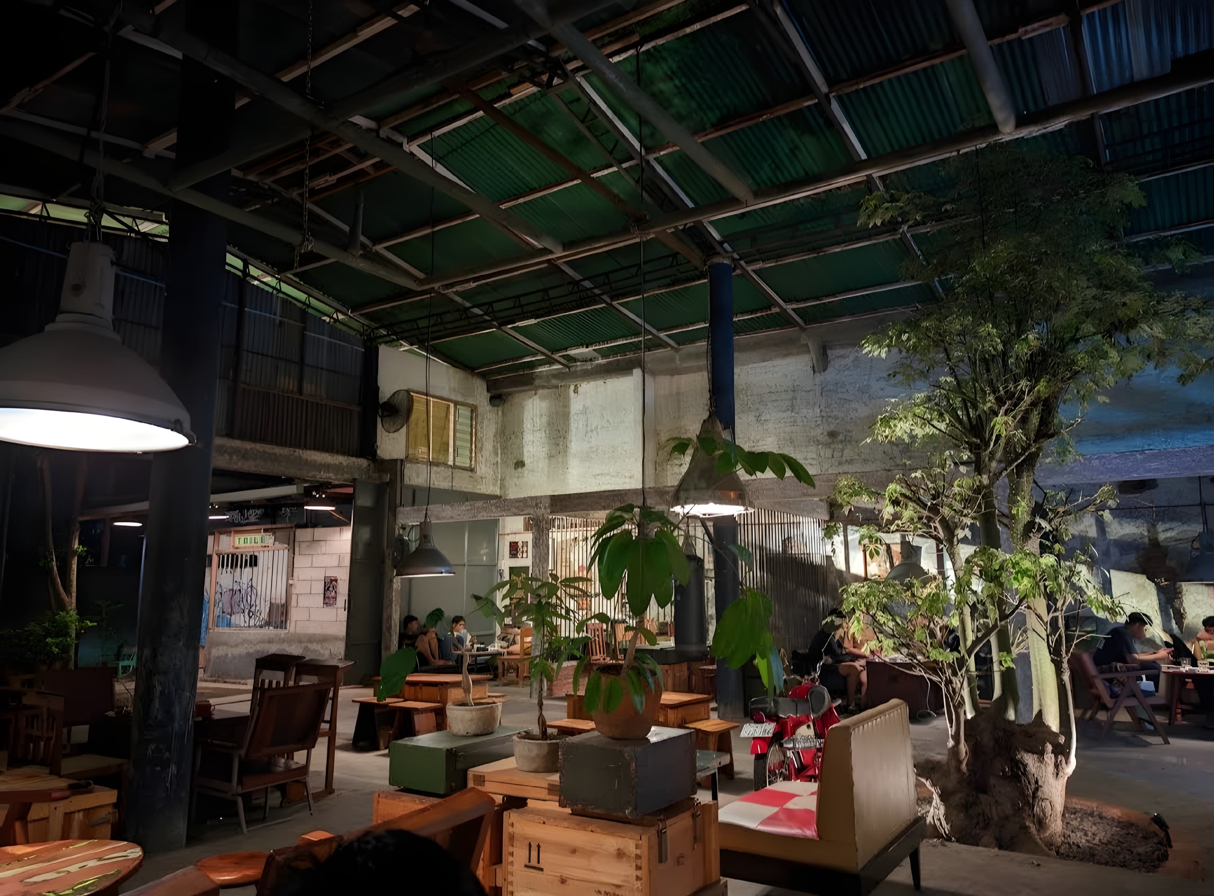 KECE ABIS: Kafe di Malang ini berkonsep industrial, cocok untuk kamu yang ingin nongkrong santai di Malang